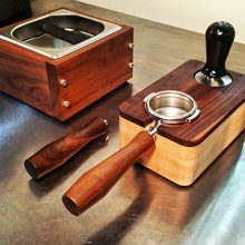 RöstHaus Tamping Station for Rancilio 58mm Espresso Machines – Walnut & Maple Design with Rubber Feet for Stability 