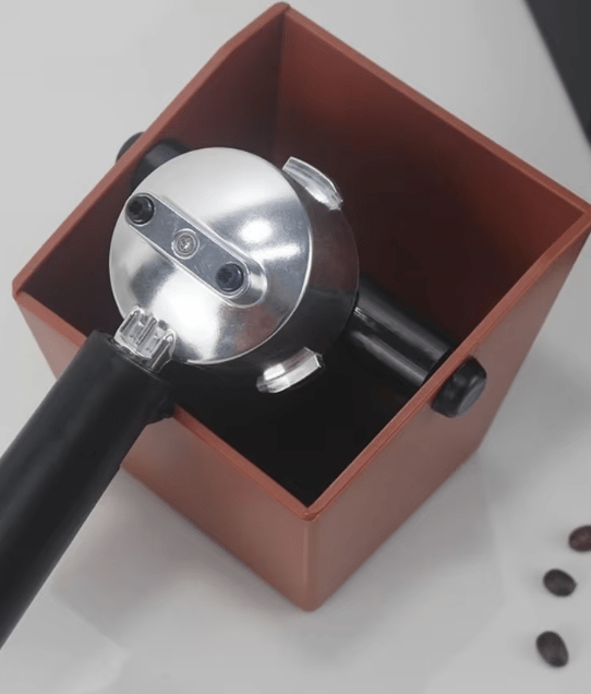 Compact anti-slip coffee knock box for easy disposal of coffee grounds, with durable ABS construction and sleek design. 